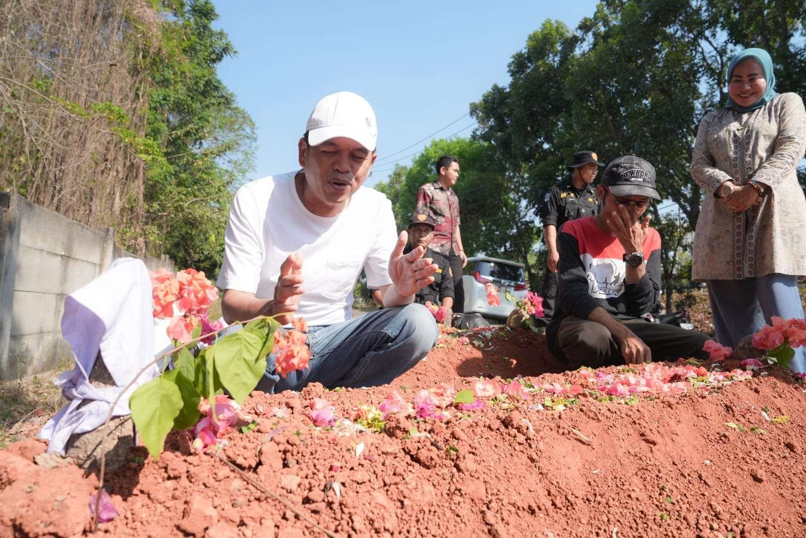 Dedi Mulyadi Sakralkan Kuburan Viral di Purwakarta