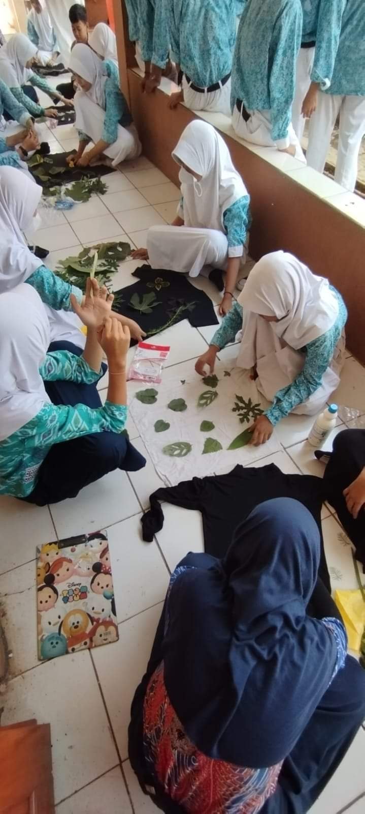 Kerren SMPN 5 Purwakarta Maknai Hari Batik Nasional dengan menggelar Lomba Membatik