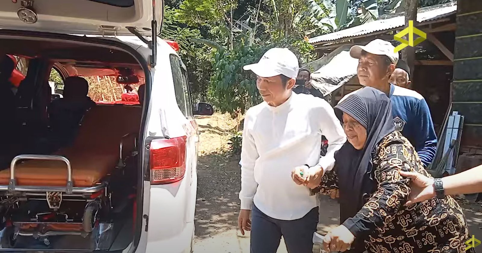 Mak Eem Jatuh Saat Metik Teh : Om Zein Langsung Angkut Ke Rumah Sehat Kang Haris