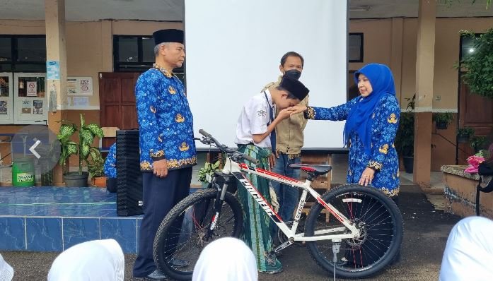 SMPN 5 PURWAKARTA : MASANTREN DI SAKOLA PESERTA DIDIK DIBERI SEPEDAH