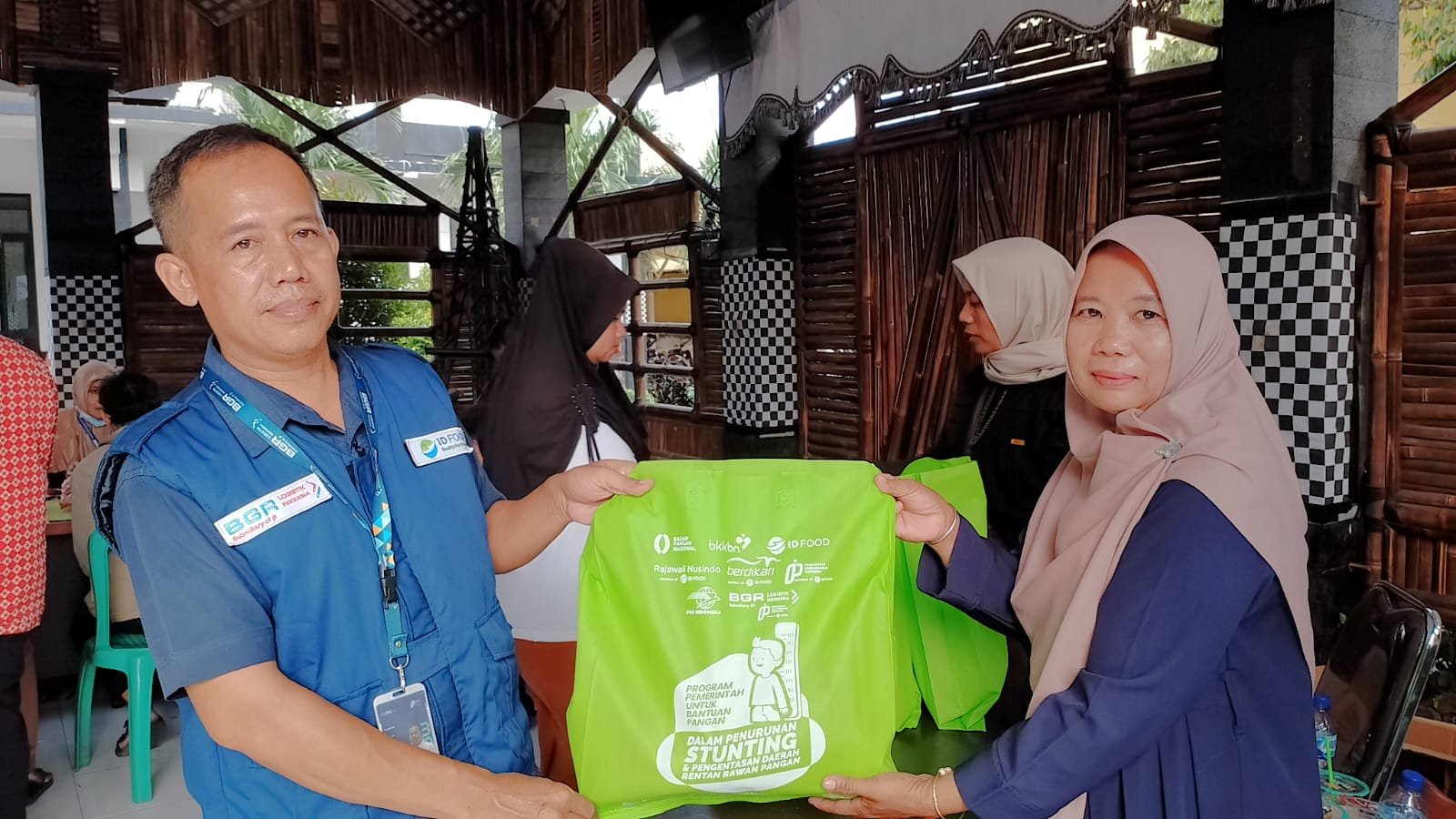 BGR LOGISTIK DISTRIBUSIKAN BANTUAN UNTUK KELURGA RESIKO STUNTING