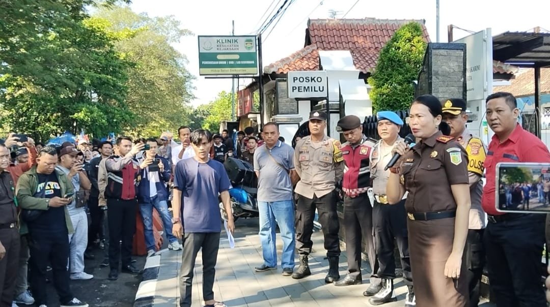 Ribuan Masyarakat Datangi Kantor Kejari : Tuntaskan Kasus Gratifikasi Eks Bupati Purwakarta Anne