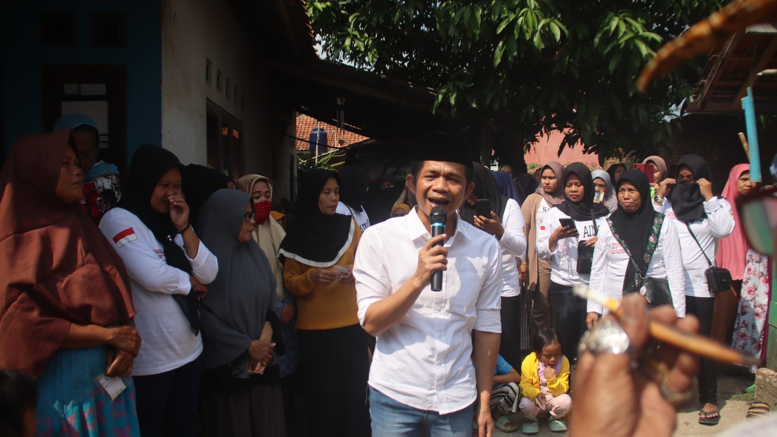 Bacabup Purwakarta Om Zein Borong Dagangan UMKM di Acara Pengobatan Gratis