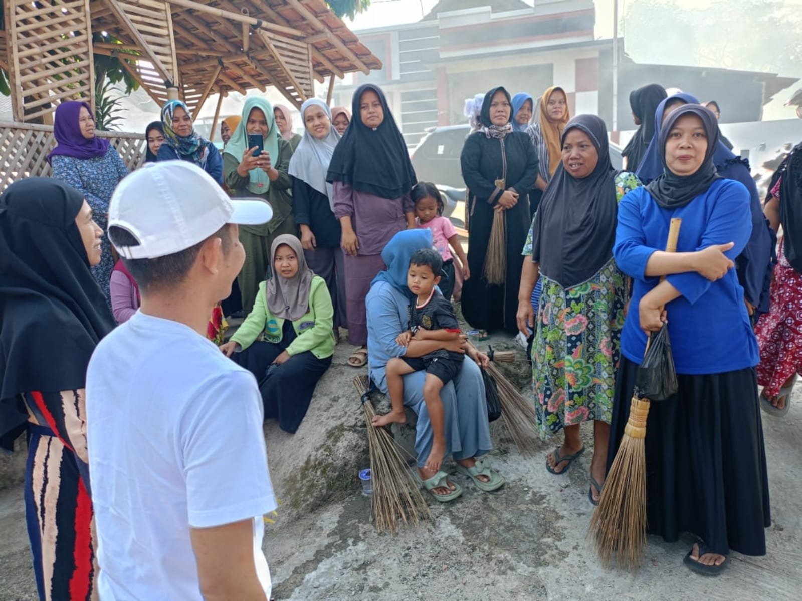 Om Zein Peduli Bersihkan Sungai Bersama Warga Citeko