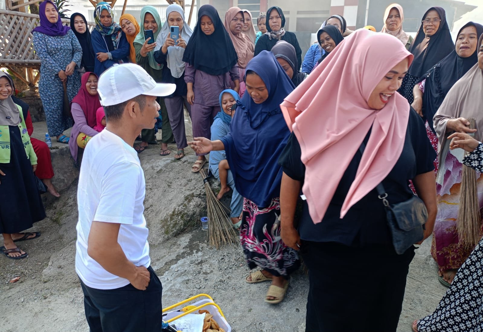 Om Zein Borong Sampah Bersama Warga Dagangan