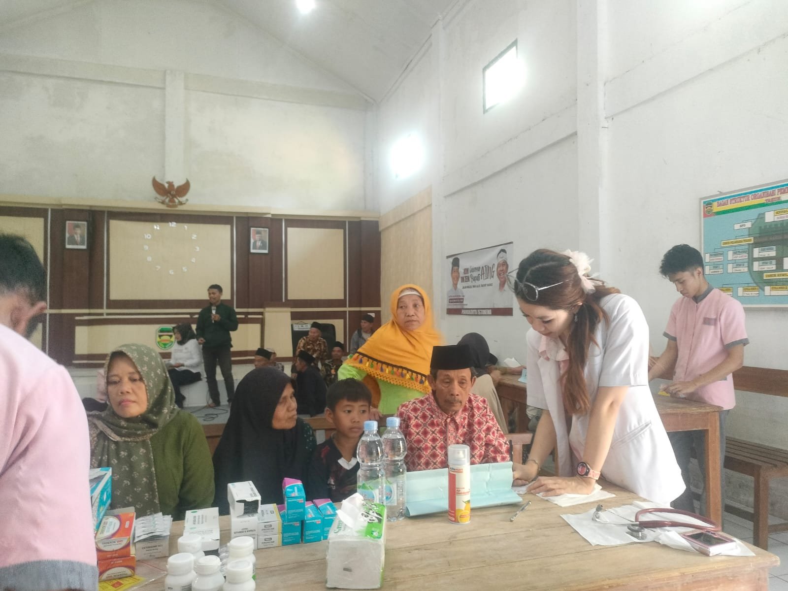 Ratusan Warga di Galudra dan Bungur Jaya Ikut Pengobatan Gratis Calon Bupati Purwakarta Om Zein