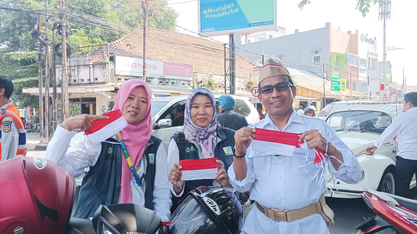 Kerren !! Disdik Purwakarta Bagikan 10.600 Bendera Merah Putih Kepada Masyarakat