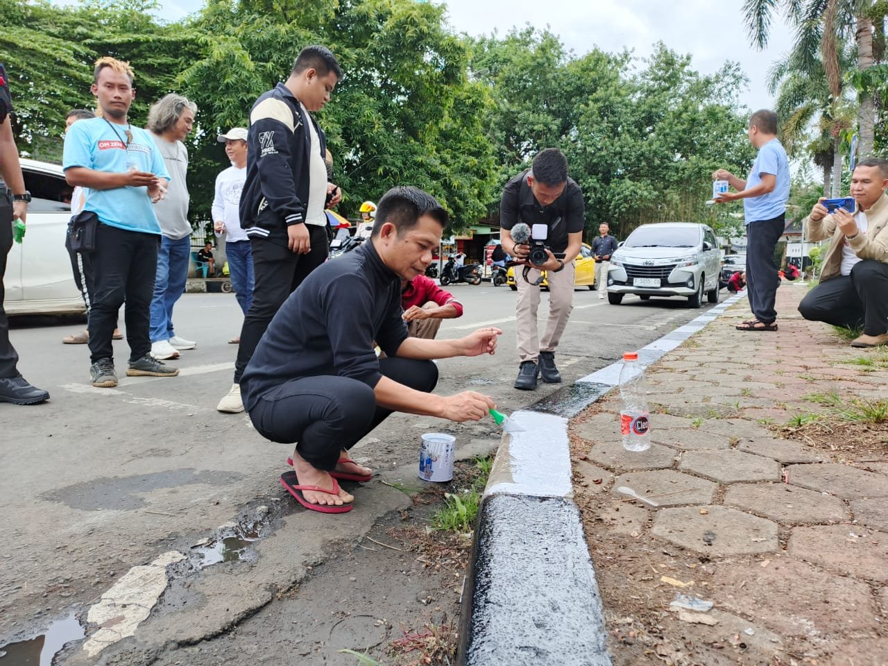 Syukuran Kemenangan, Bupati Purwakarta Om Zein Langsung Pengecatan Trotoar Bareng Relawan